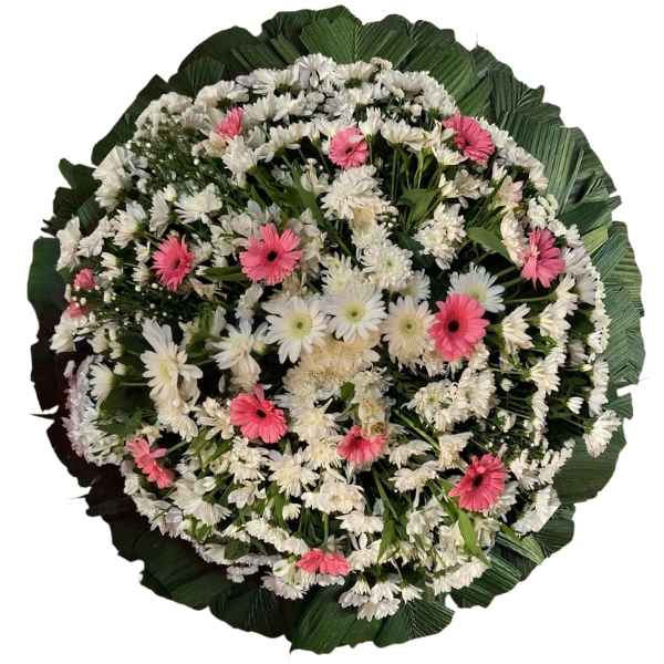 coroa de flores branca com rosa